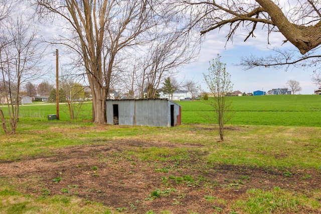 view of yard featuring an outbuilding