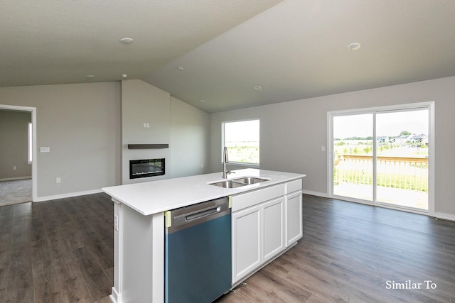 kitchen with vaulted ceiling, a sink, open floor plan, an island with sink, and dishwasher