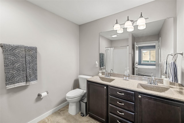 full bath featuring toilet, a shower with shower curtain, a sink, and baseboards