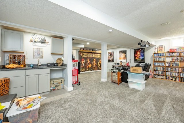 914 NE 9th St, Ankeny, IA 50021 - below grade area featuring a sink, a textured ceiling, light colored carpet, and wet bar
