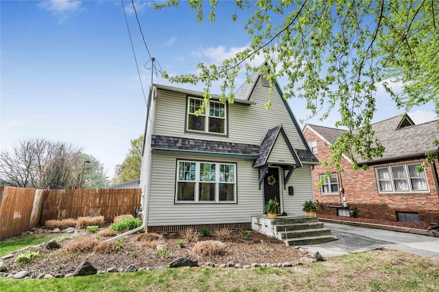 4010 Fagen Dr, Des Moines, IA 50310 - view of front facade featuring fence