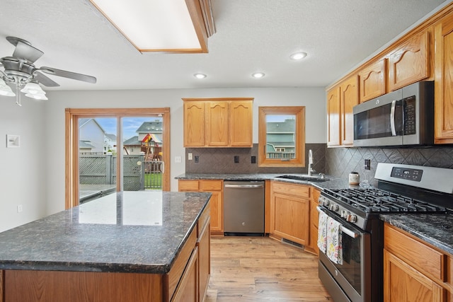 1410 Alderwood Dr, Altoona, IA 50009 - kitchen featuring tasteful backsplash, a sink, appliances with stainless steel finishes, light wood-type flooring, and recessed lighting
