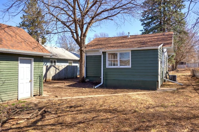 view of outdoor structure with fence and an outdoor structure