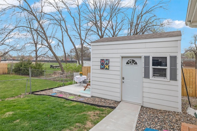 view of outdoor structure featuring an outdoor structure and a fenced backyard