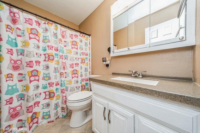 full bath with curtained shower, toilet, and vanity