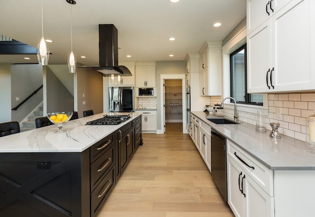kitchen with a sink, stainless steel appliances, light wood-type flooring, a large island, and island exhaust hood