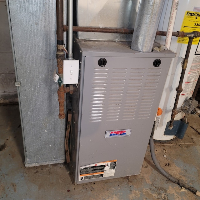 126 E Maxwelton Dr, Des Moines, IA 50315 - utilities featuring heating unit and water heater