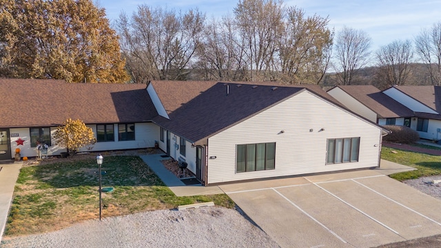 view of front of home featuring a front lawn and roof with shingles