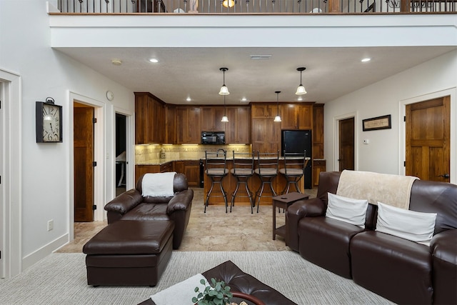 living room featuring recessed lighting, visible vents, and baseboards