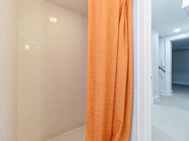 322 49th St, Des Moines, IA 50312 - full bathroom with a tile shower, recessed lighting, and baseboards
