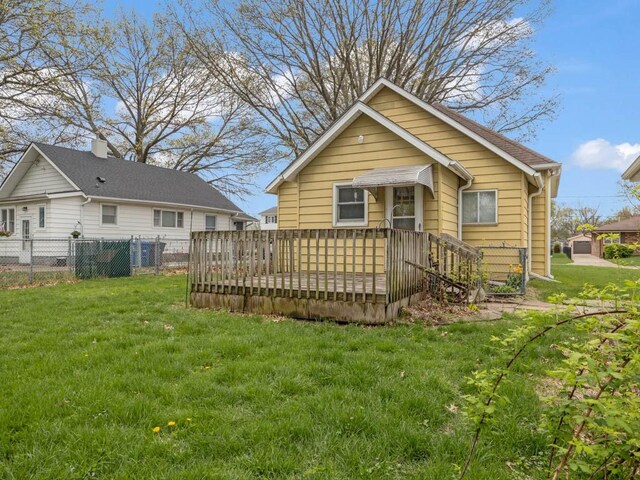 1313 Rose Ave, Des Moines, IA 50315 - back of property featuring a lawn and fence