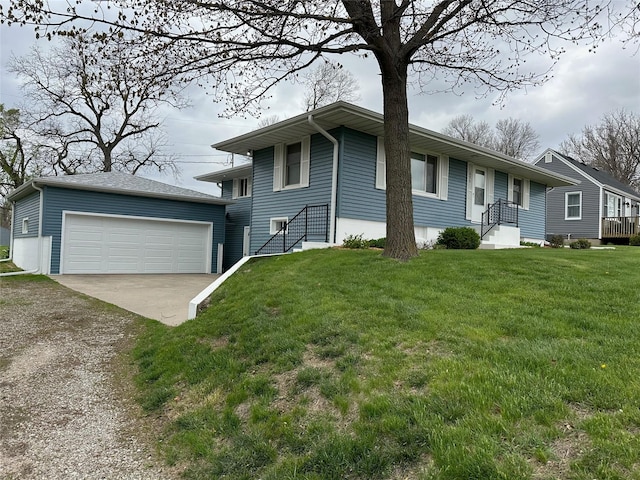 view of front of home featuring a front yard, driveway, and a garage