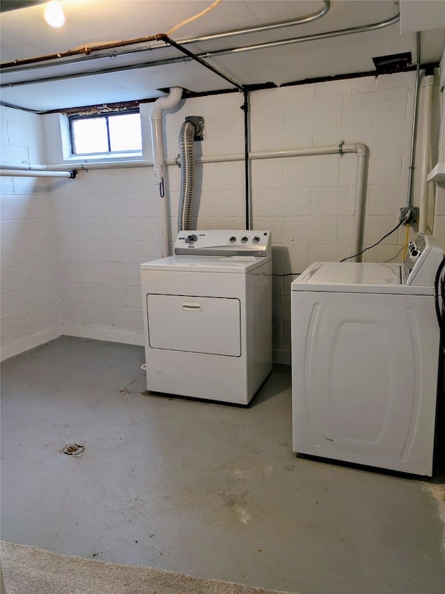 1300 NE 50th Pl, Des Moines, IA 50313 - laundry area featuring washer and dryer and concrete block wall