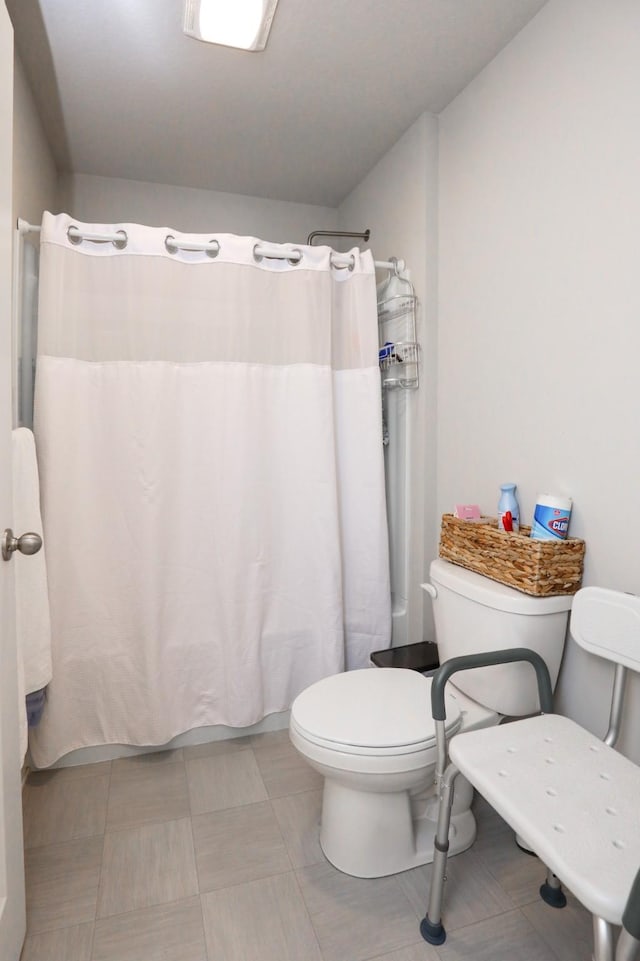 full bath featuring curtained shower and toilet