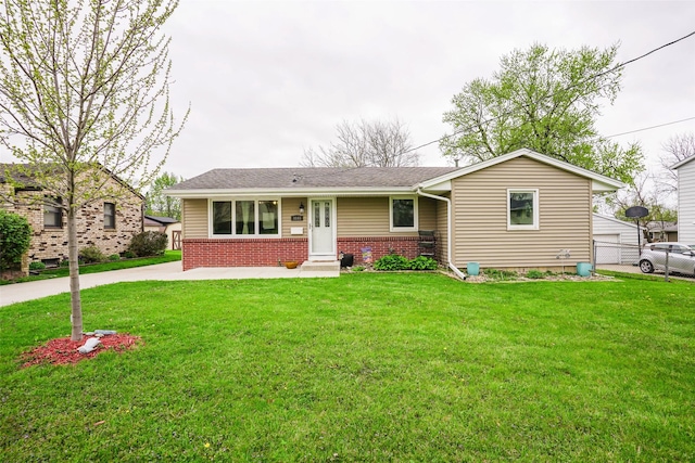 ranch-style house featuring brick siding, fence, a shingled roof, and a front yard