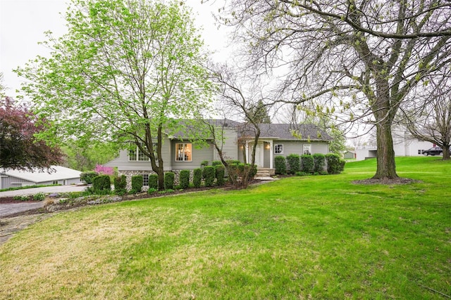 single story home featuring a front lawn