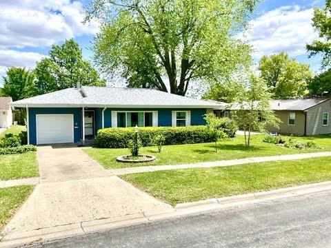 1308 Prairie St, Grinnell, IA 50112 - ranch-style house featuring a garage, concrete driveway, and a front yard