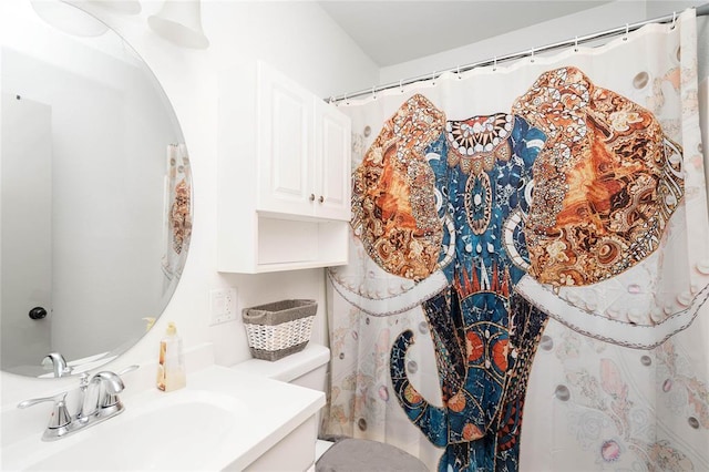 full bath with vanity, a shower with curtain, and toilet