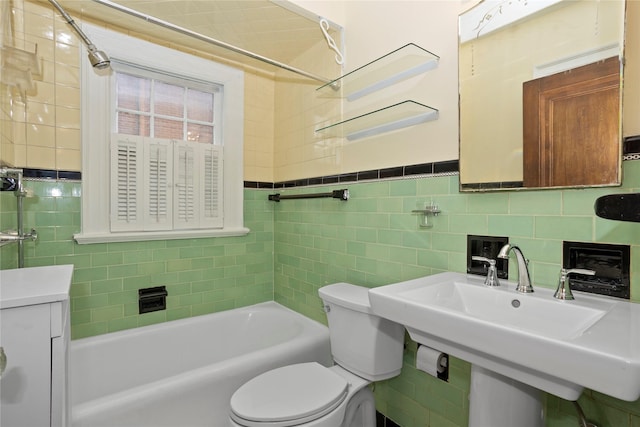 5502 Ingersoll Ave, Des Moines, IA 50312 - full bath with a sink, toilet, and tile walls