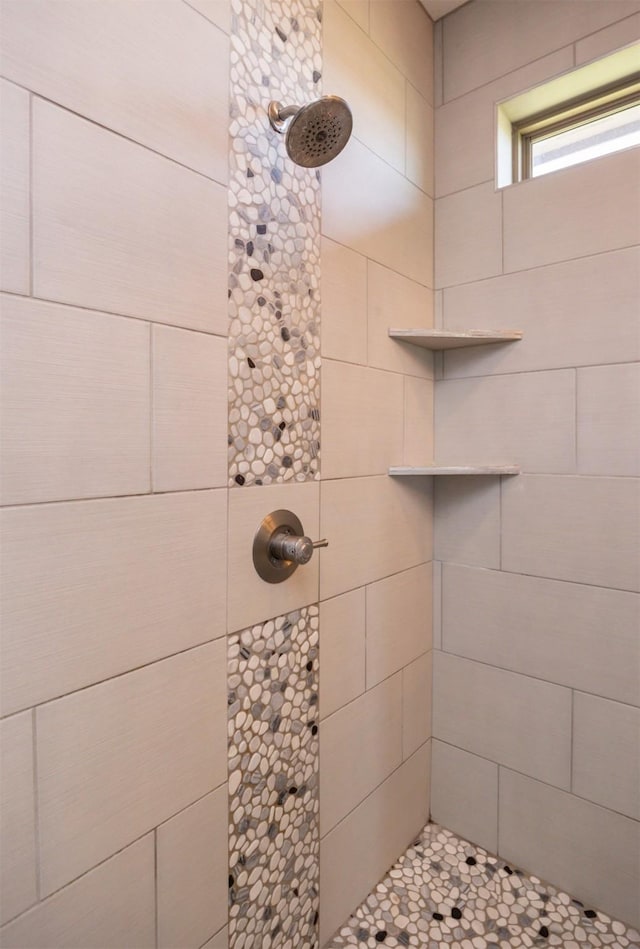 bathroom featuring a tile shower
