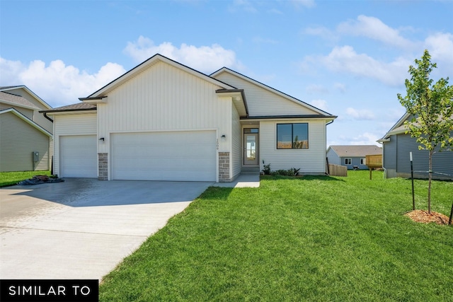 2917 6th Ave SW, Altoona, IA 50009 - ranch-style house featuring board and batten siding, driveway, a front yard, and a garage