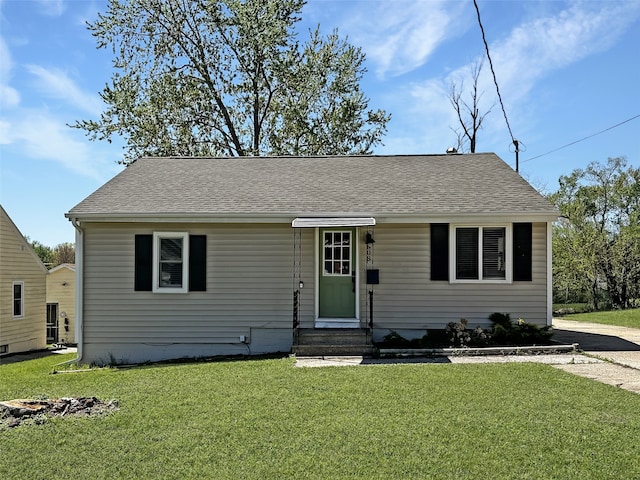 608 12th St, West Des Moines, IA 50265 - ranch-style home with entry steps, a shingled roof, and a front yard
