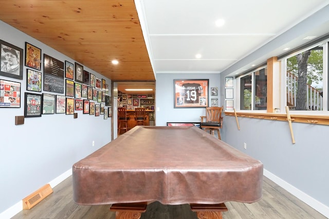 rec room with visible vents, a dry bar, billiards, and baseboards