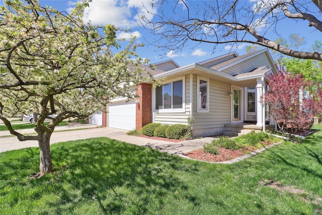view of front of home featuring roof with shingles, an attached garage, concrete driveway, and a front yard