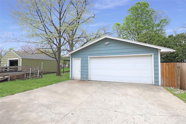 2704 50th St, Des Moines, IA 50310 - detached garage featuring fence