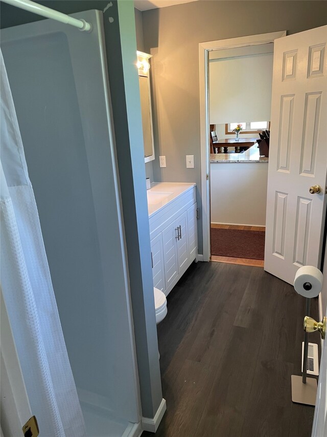 full bathroom featuring vanity, wood finished floors, toilet, and a shower with curtain