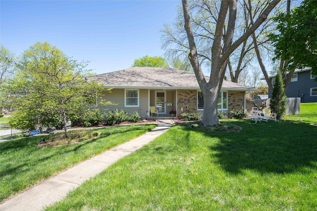 ranch-style home featuring fence and a front lawn