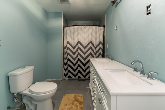 full bathroom featuring a sink, a shower with curtain, toilet, and double vanity