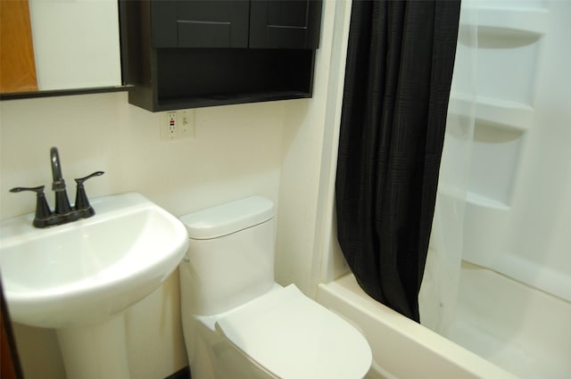 full bath featuring a sink, a shower with curtain, and toilet