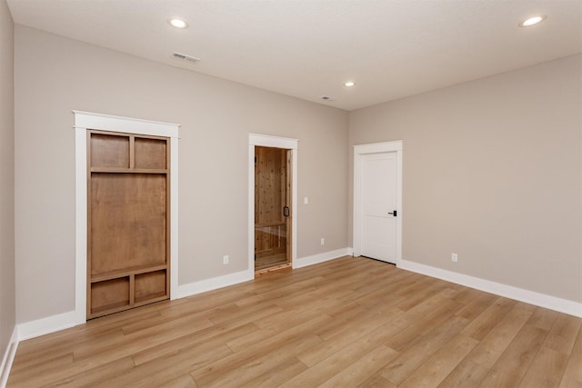 unfurnished bedroom featuring light wood-style floors, baseboards, recessed lighting, and visible vents