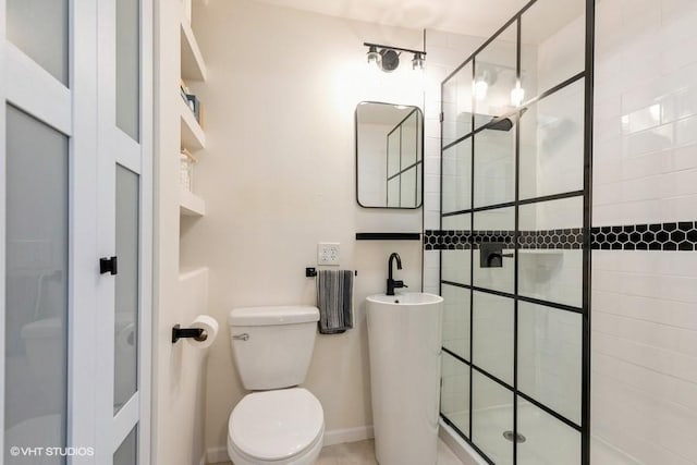 full bathroom featuring toilet and tiled shower
