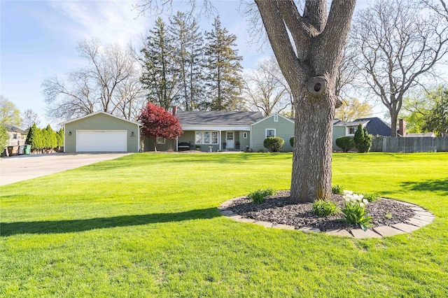view of front facade featuring fence, driveway, and a front yard