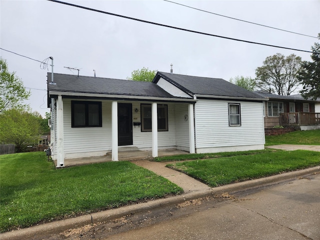 709 S Streeter St, Knoxville, IA 50138 - view of front of property featuring a porch, a front lawn, and roof with shingles