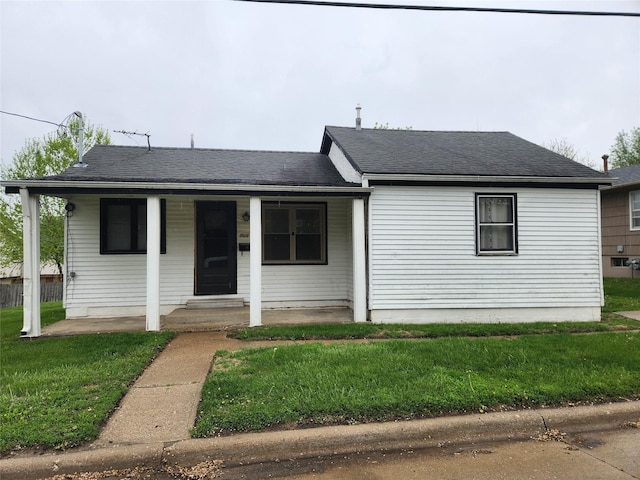 709 S Streeter St, Knoxville, IA 50138 - view of front of home featuring covered porch, roof with shingles, and a front yard