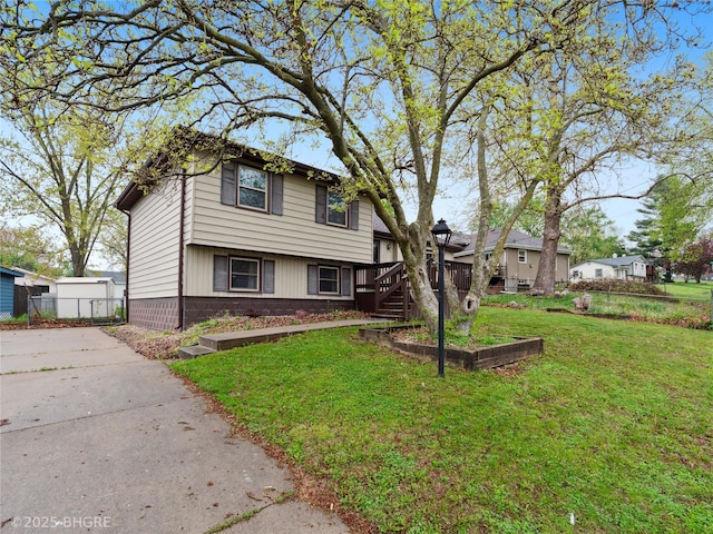 4508 SE 3rd St, Des Moines, IA 50315 - tri-level home with a deck, fence, and a front yard