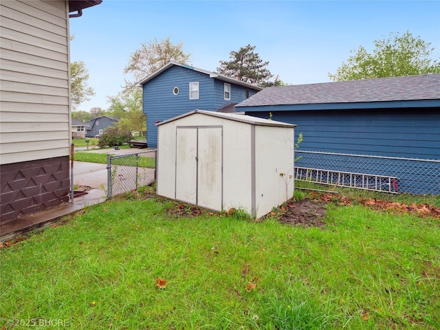 4508 SE 3rd St, Des Moines, IA 50315 - view of shed with fence