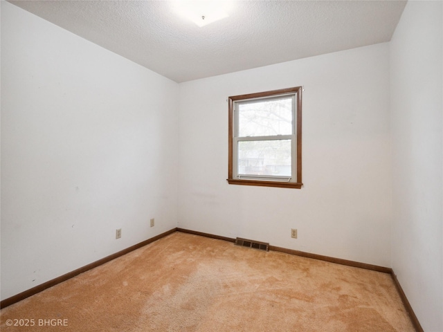 4508 SE 3rd St, Des Moines, IA 50315 - unfurnished room featuring baseboards, visible vents, and light colored carpet