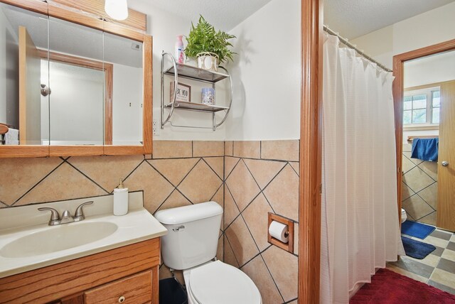 4202 62nd St Unit 6, Urbandale, IA 50322 - full bath featuring toilet, tile walls, curtained shower, and vanity