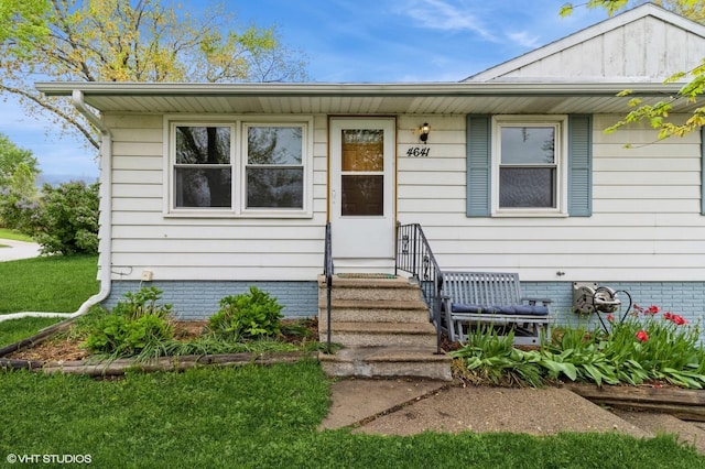 view of front facade with a front yard and crawl space