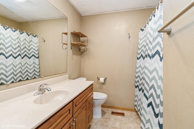 bathroom with vanity, visible vents, toilet, baseboards, and a shower with curtain