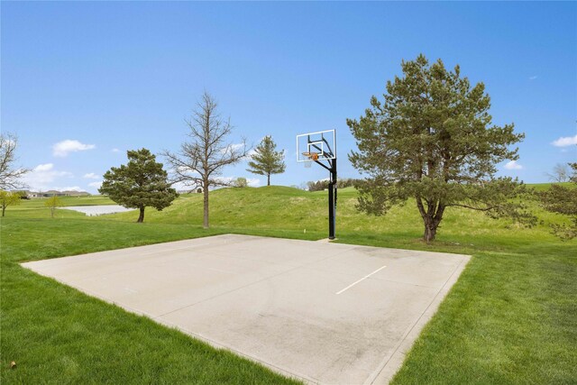 5129 NE Seneca Dr, Ankeny, IA 50021 - view of sport court featuring basketball court, a yard, and a water view