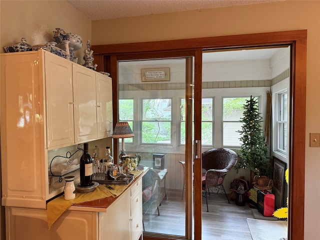 956 55th St, West Des Moines, IA 50266 - kitchen featuring light wood-type flooring