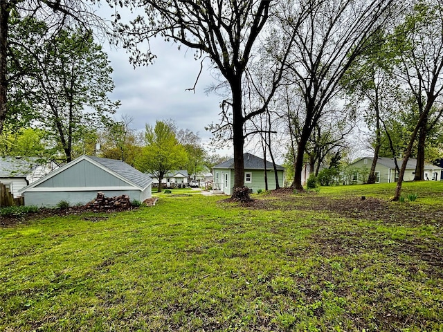 3825 15th St, Des Moines, IA 50313 - view of green lawn