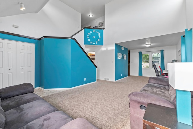 727 SE Richland Ct, Ankeny, IA 50021 - living area with lofted ceiling