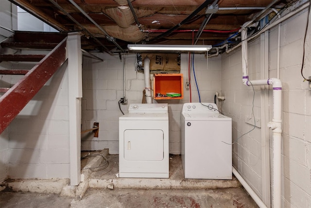 washroom featuring washing machine and dryer and laundry area