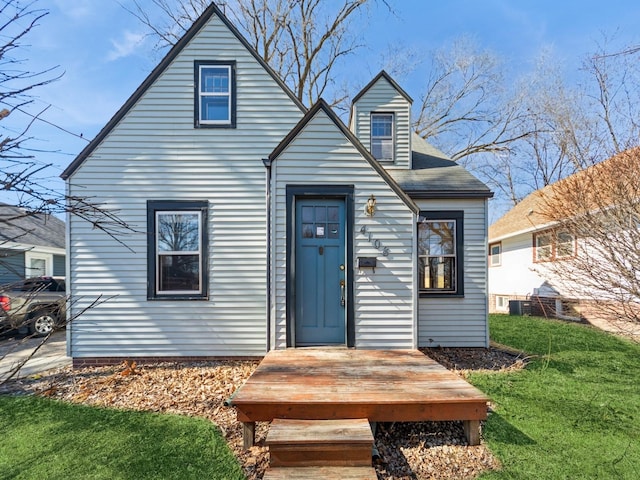 view of front facade with a front lawn